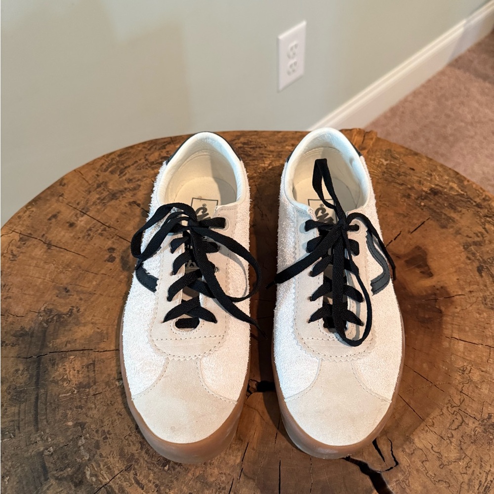 WOMENS VANS SIZE 9.